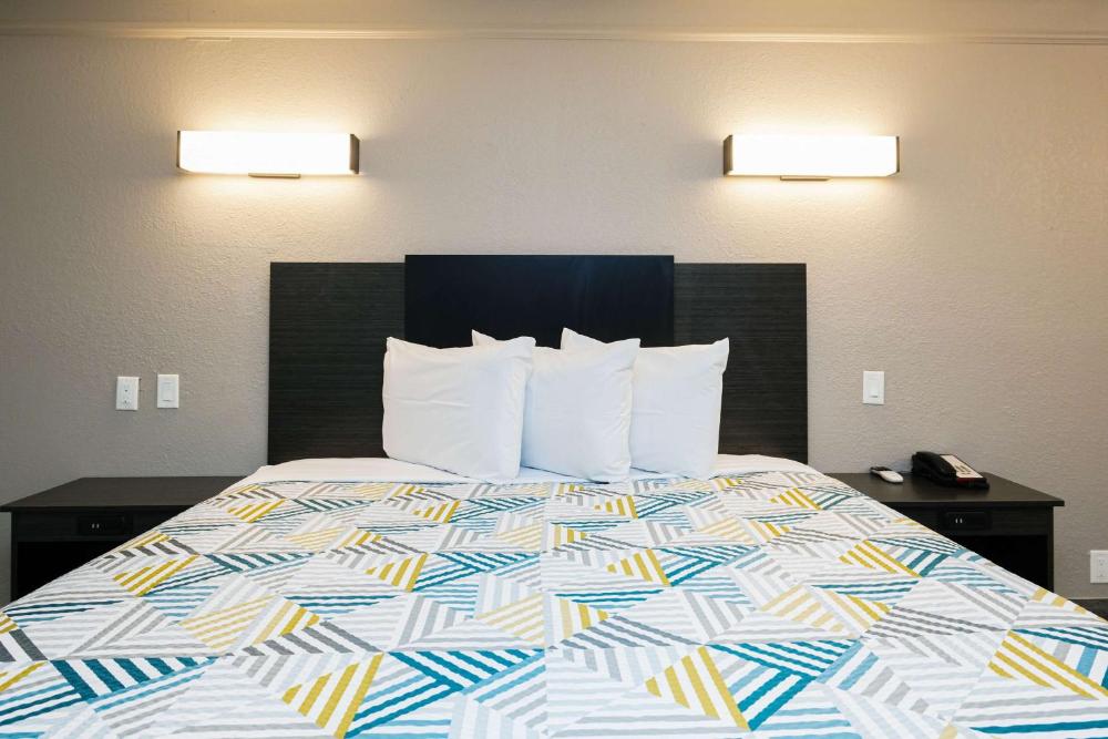 1 King Bed | Kitchen, Smoking interior